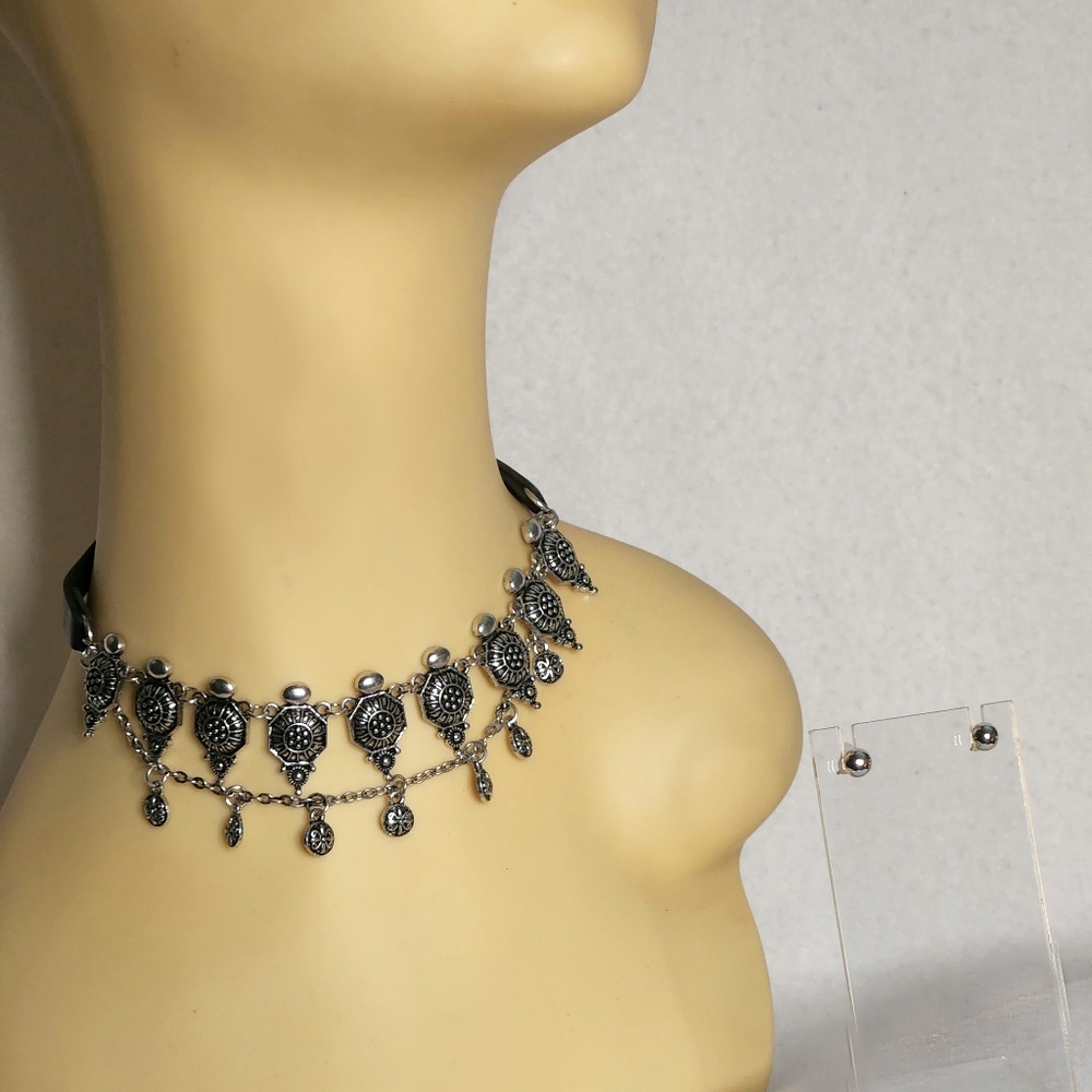 Hanee Metal Choker & Earrings Set